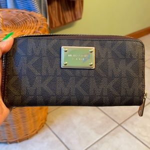 Micheal Kors zip around wallet